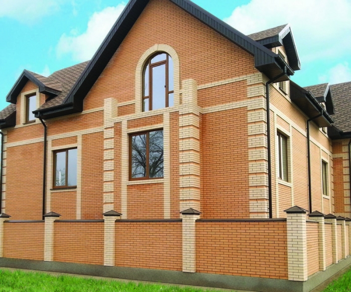 Фасад дома из кирпича солома яркого оттенка и слоновая кость производства «ОСМиБТ» Старый Оскол