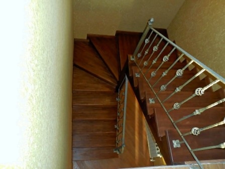 Лестница из берёзы в частном доме.