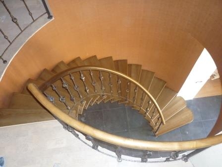 Спиральная лестница из ясеня в частном доме.