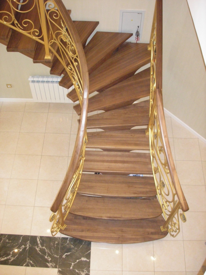 Спиральная лестница из массива американского ореха на центральном косоуре.