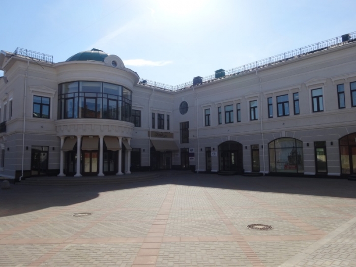 Торговый центр "Шкатулка". Расположен в центре города на улице советской. Строительство было закончено и сдано в эксплуотацию в 2014 году