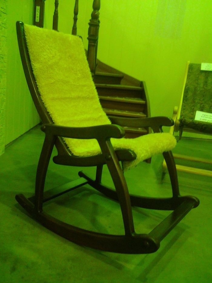 Кресло-качалка на заказ в Барнауле. Массив сосны, березы, бука, ясеня, дуба.
Цена из березы - 10.000 рублей.