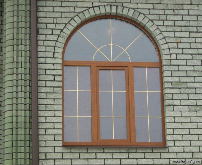 Окна ПВХ с золотыми шпросами.
