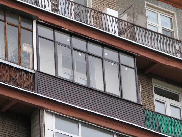 Остекление балконов холодным алюминиевым раздвижным профилем.