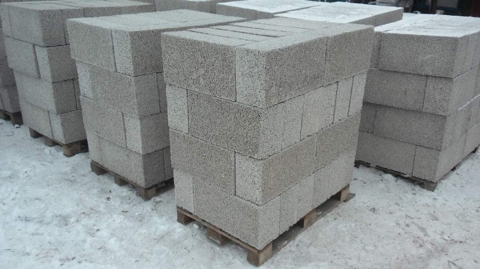 Полистиролбетон — это разновидность легкого бетона, имеющего однородную ячеистую структуру. Состоит из смеси цемента марки ПЦ М-500 Д-0, наполнителя — полистирол вспененный гранулированный, воды и специальной добавки СДО (смола древесно-омыленная). Полистиролбетон является энергоэффективным и экологически чистым материалом соответствующий всем международным нормам.