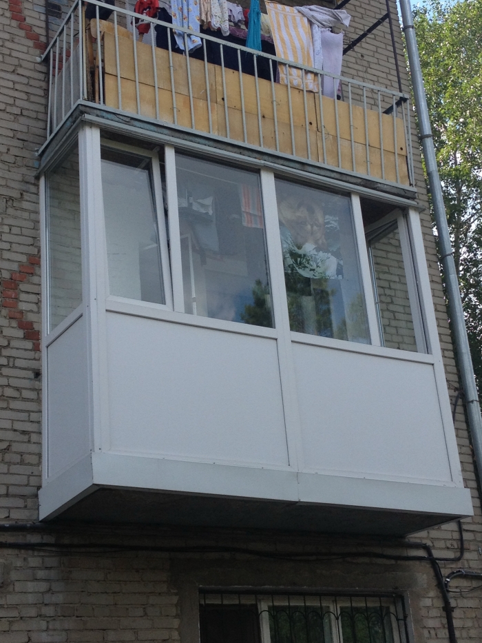Остекление балкона из ПВХ профиля ростовой.
