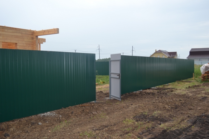 забор из профнастила с полимерным покрытием с бетонированием столбов