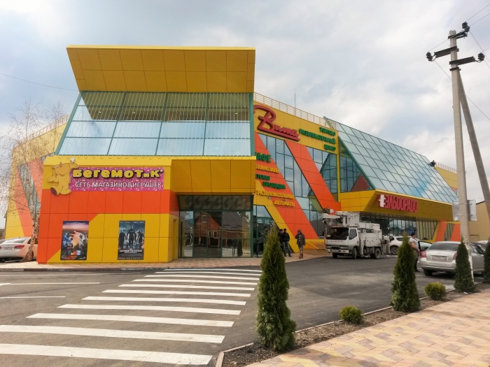 Торговый центр: объем выполненных фасадных работ 2000 кв.м.